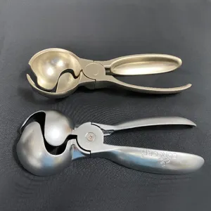 Roestvrijstalen ijsbolletjesmaker detail, tweetalige metalen meloenballenmaker keukengereedschap.