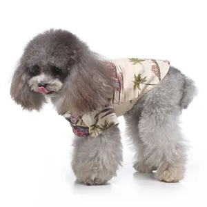 Eine detaillierte Seitenansicht eines Zwergpudels in einem sommerlichen Hawaii-Hundehemd.