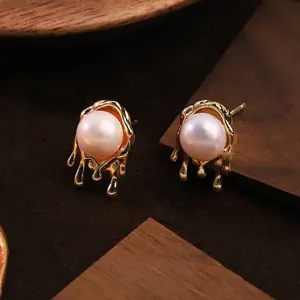 Design Originale Orecchini a Bottone con Perla Naturale Irregolare per Donna Fatti a Mano in Metallo Placcato Oro Liquido Perno in Argento Sterling 925