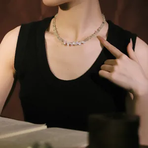Collier ras du cou en perles baroques et cristal de raisin