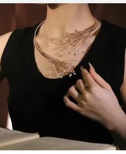 Detalle de una elegante gargantilla de hilo de oro hecha a mano con perlas naturales