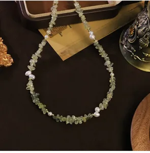 Vista detallada de un collar artesanal decorado con perlas naturales y trozos de prehnita.