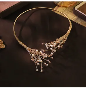 Elegante gargantilla de alambre dorado con una hermosa cascada de perlas naturales
