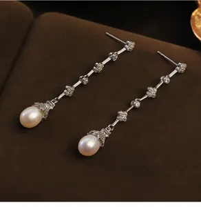 Elegantes pendientes colgantes con perlas naturales y tréboles de circón brillante
