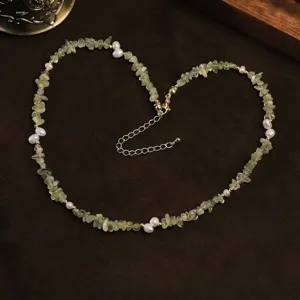 Elegante collar hecho a mano con chips de prehnite verde natural y perlas blancas