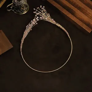 Elegante gargantilla de diseño con perlas naturales y alambre dorado entrelazado