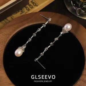 Elegantes pendientes largos con perle naturales y brillantes tréboles de circón.