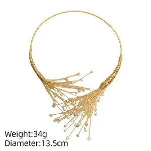 Collar de torsión dorado hecho a mano con perlas naturales y elegantes flecos de perlas