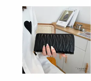 Elegante schwarze lange gesteppte Geldbörse für Damen mit schickem V-Steppmuster-Detail