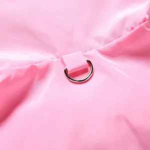 Detail de manteau de pluie imperméable pour chien rose mignon avec anneau en metal solide.