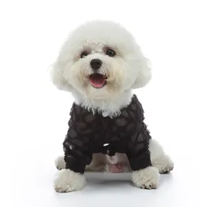 Vista dettagliata della camicia nera traforata e trasparente per un piccolo cane bianco