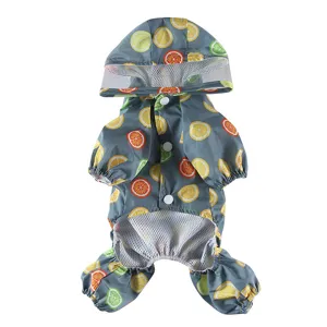 Imperméable pour animal à quatre pattes gris avec joli motif de fruits et capuche transparente.
