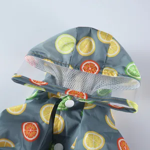 Gros plan détaillé d'un imperméable pour chien gris avec motif citron coloré et bord transparent.