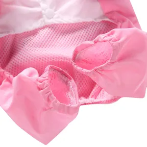 Vue détaillée d'un imperméable rose pour chien avec doublure en maille et poignets élastiques.