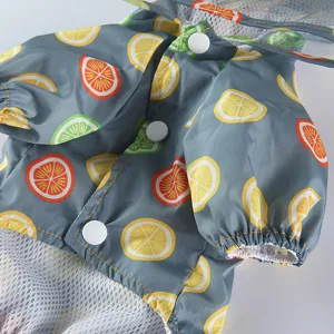 Vue détaillée imperméable pour animal de compagnie motif agrumes gris avec boutons.