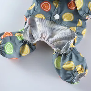 Detail d'impermeable pour animal gris avec motif citron, doublure filet et quatre pattes.