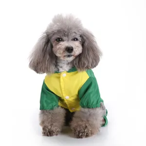 Gros plan détaillé du joli imperméable pour chien imperméable vert et jaune, quatre pattes.