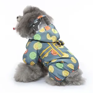 Détail de manteau de pluie pour animaux à imprimé citron avec capuche transparente.