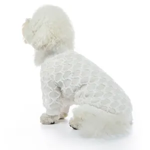 Dettaglio di un maglione estivo bianco per cani con trama traforata e bordi a costine.