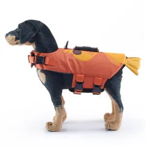 Oranger Hundeschwimmweste mit Fischschwanz-Design, verstellbaren Gurten und Griff für Wassersport.