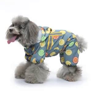 Imperméable pour chien à quatre pattes avec joli imprimé d'agrumes et bandes réfléchissantes.