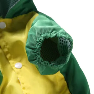 Détail imperméable pour chien avec poignet élastique et doublure en maille respirante.