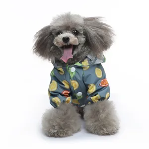 Vue de détail rapprochée du joli imperméable pour animal avec motif citron et boutons-pression.
