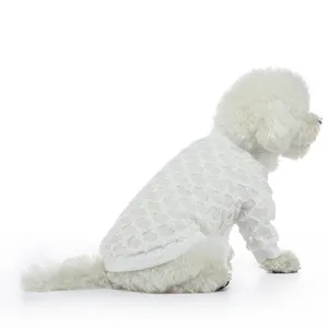 Primo piano del maglione per cani in rete bianca con dettagli traspiranti e traforati.