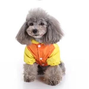 Vue détaillée d'imperméable pour chien mignon, tissu imperméable léger avec boutons-pression.