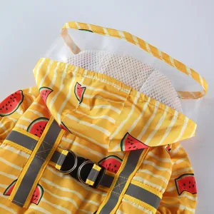 Adorable imperméable pour chien avec capuche transparente et bandes réfléchissantes.