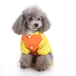 Vue détaillée d'un imperméable pour animal de compagnie jaune et orange, imperméable.
