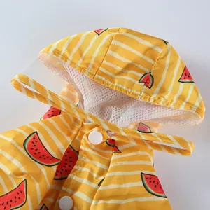 Gros plan d'un joli imperméable pour animal de compagnie rayé jaune avec motif pastèque.