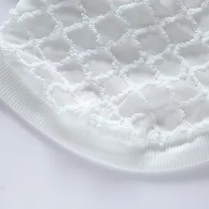 Primo piano di tessuto a rete bianco traforato con trama sfilacciata per animali.