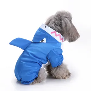 Imperméable pour chien design requin bleu, vêtement imperméable quatre pattes détail.