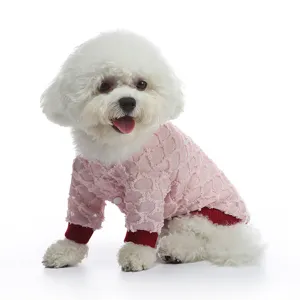 Dettaglio di un cane bianco che indossa una camicia estiva rosa con pizzo traforato
