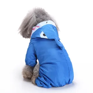 Détail d'imperméable pour animal design requin mignon, tissu imperméable, quatre pattes.