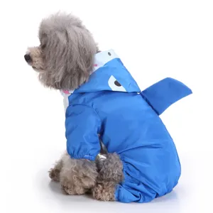 Vue détaillée du joli imperméable de chien requin bleu, étanche à quatre pattes avec aileron dorsal.