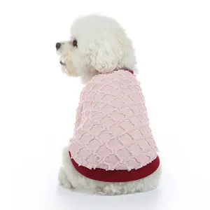 Dettaglio maglietta rosa in mesh per cani con colletto e orlo a coste bordeaux