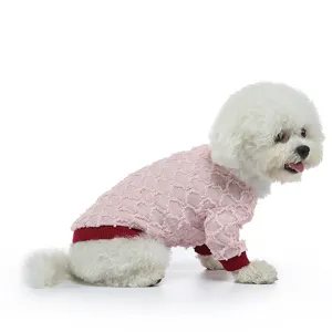 Dettaglio ravvicinato maglia rosa per cani con polsini rossi a costine e trama.