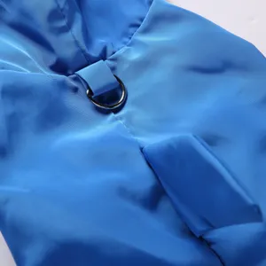 Gros plan détaillé de l'imperméable pour chien bleu étanche avec anneau D en métal.