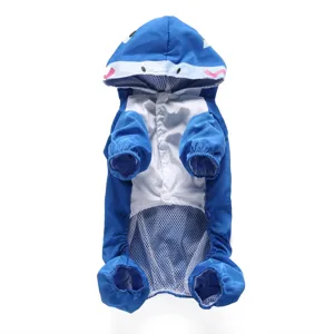 Joli imperméable requin pour chien vue détaillée, vêtements de pluie pour animaux quatre pattes.