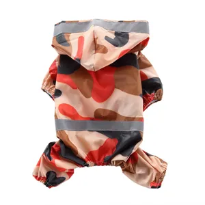 Imperméable de camouflage pour chien avec capuche et bandes réfléchissantes pour animaux.