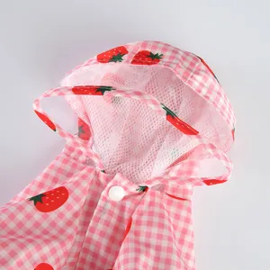 Détail de manteau de pluie pour animal de compagnie motif fraise rose, capuche chien mignon.