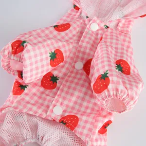 Détail mignon d'imperméable pour animaux de compagnie fraise rose, imperméable chien.