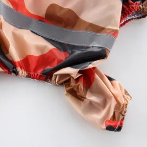 Detail de l'imperméable camouflage pour chien avec bande réfléchissante et poignets.