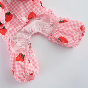 Détail de l'imperméable pour animal en vichy rose avec doublure en mesh et boutons.