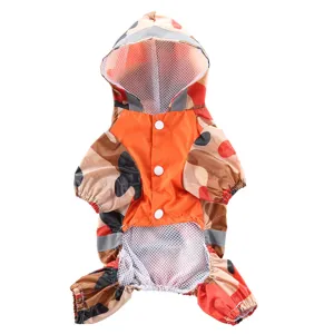 Gros plan de détails de l'imperméable camouflage orange pour chien, mesh et boutons pression.