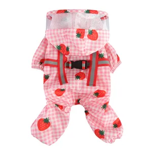 Adorable imperméable fraise pour animal avec capuche transparente et bandes réfléchissantes.
