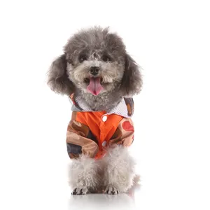 Gros plan détaillé de l'imperméable léger et imperméable pour animal avec motif camouflage.