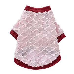 Dettaglio maglia per cani in rete rosa con colletto e orlo a costine rossi